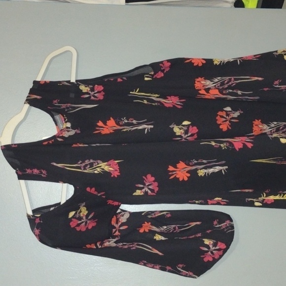VINCE Camuto Cold-Shoulder Bell-Sleeve Black Top size medium flower print - Picture 2 of 9
